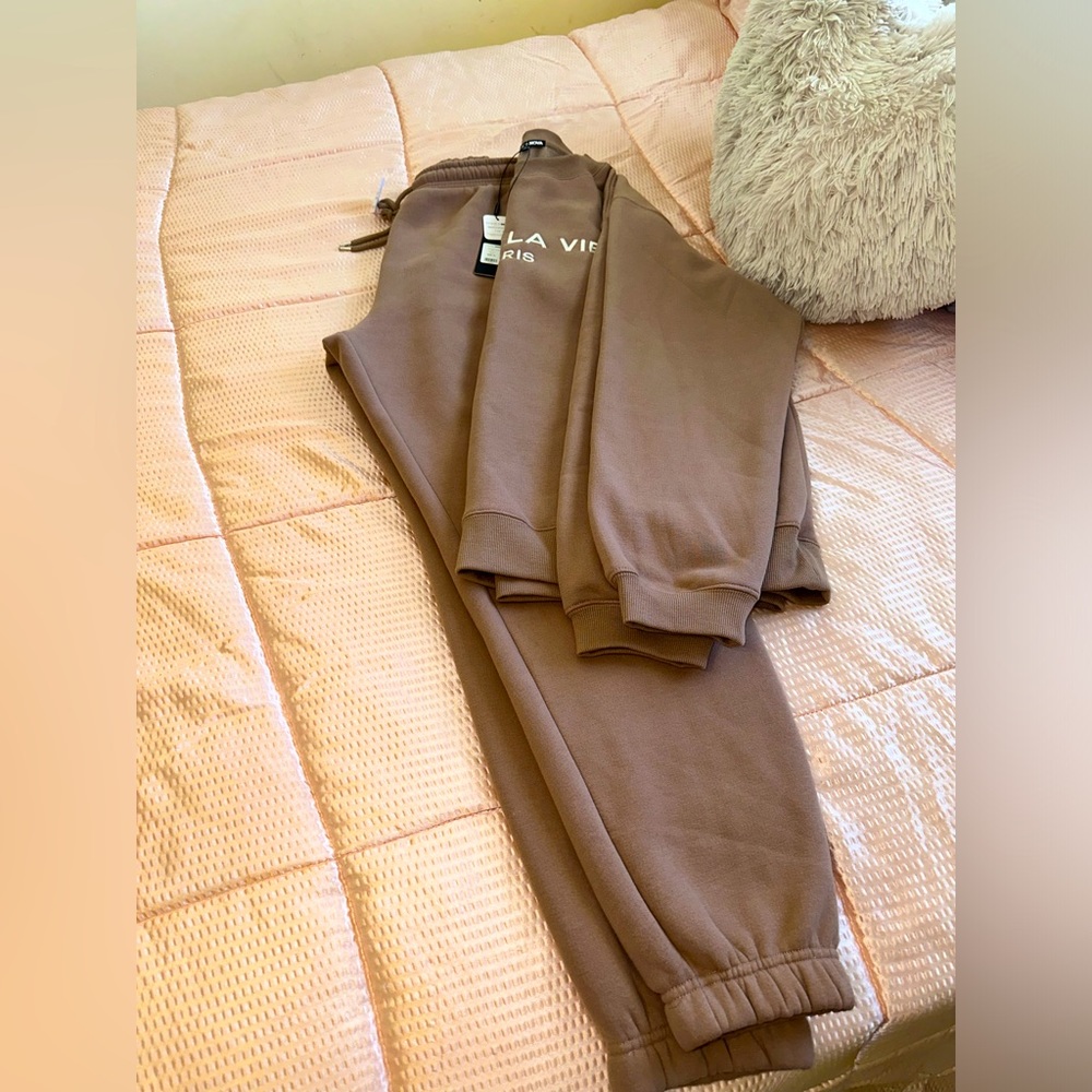 Brand New Fashion Nova 2piece C’est La Vie Sweatpant Set Color: Mocha. Size: XL